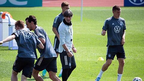 Für das DFB-Team um Bundestrainer Joachim Löw (M.) geht es um den letzten Feinschliff vor der EM.