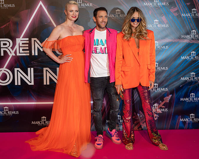 Franziska Knuppe, Gastgeber Marcel Remus und Elle Macpherson bei der "Remus Neon Night" auf Mallorca.
