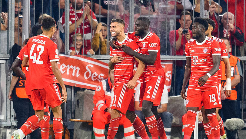 Der FC Bayern gewinnt gegen den FC Barcelona mit 2:0.