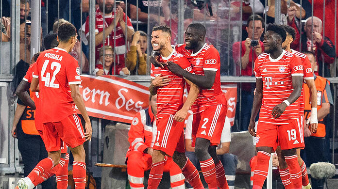 Der FC Bayern gewinnt gegen den FC Barcelona mit 2:0.