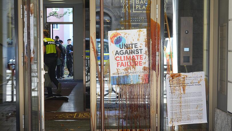 28 Mitglieder von "Scientist Rebellion" und "Debt for Climate" blockierten am Dienstag das BlackRock-Gebäude am Lenbachplatz.