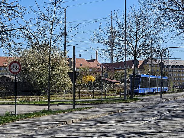 Die Tram auf dem Weg zur Station Westfriedhof. Hinter den Kleing&auml;rten sieht man Borstei und Olympiaturm.