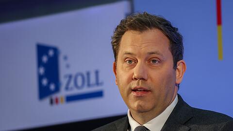 Finanzminister Lars Klingbeil dankte den Einsatzkr&auml;ften des Zolls. (Archivbild)