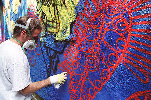 Verbrechen Graffiti: Schwarze und Rote kämpfen gegen bunte Wände.