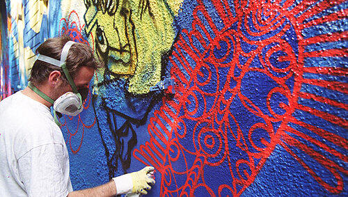 Verbrechen Graffiti: Schwarze und Rote kämpfen gegen bunte Wände. Verbrechen Graffiti: Schwarze und Rote kämpfen gegen bunte Wände.