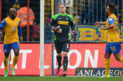 Torhüter Marc-Andre ter Stegen patzt gegen Eintracht Braunschweig.