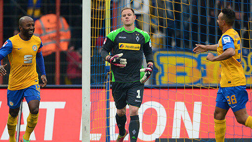 Torhüter Marc-Andre ter Stegen patzt gegen Eintracht Braunschweig. Torhüter Marc-Andre ter Stegen patzt gegen Eintracht Braunschweig.