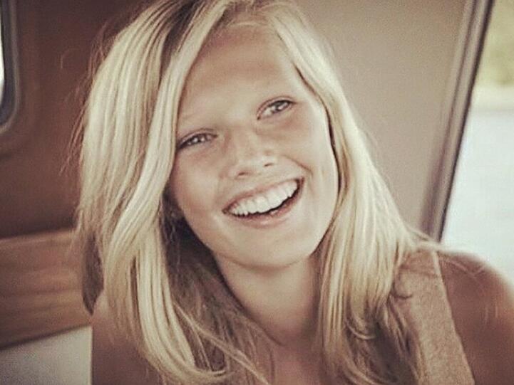 Toni Garrn präsentiert ein Bild von sich aus Kindheitstagen