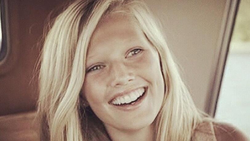 Toni Garrn präsentiert ein Bild von sich aus Kindheitstagen