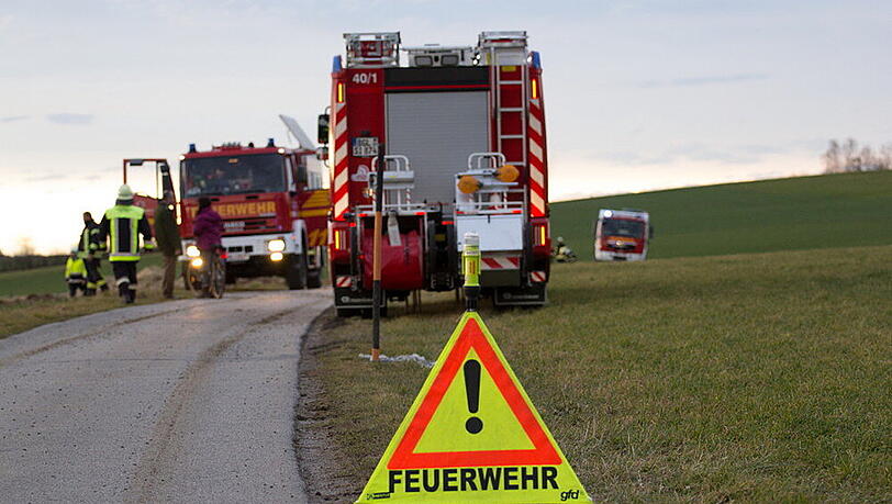 Bei Sillersdorf hat sich ein betrunkener Mann mit seinem Audi überschlagen. Die Bilder von der Unfallstelle. Bei Sillersdorf hat sich ein betrunkener Mann mit seinem Audi überschlagen. Die Bilder von der Unfallstelle.