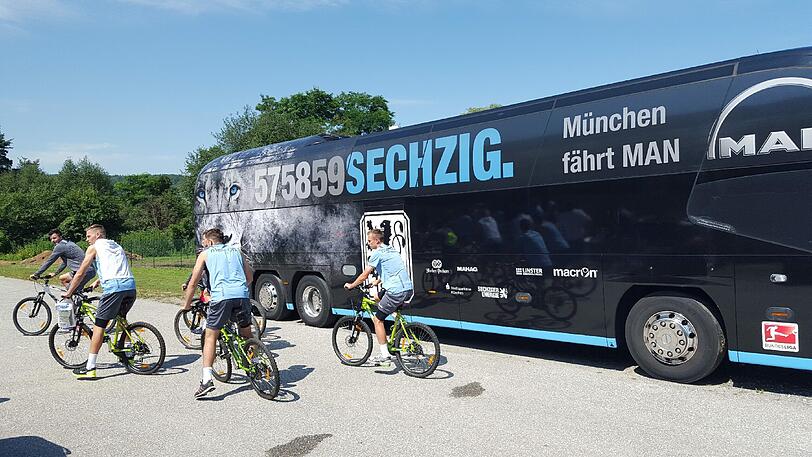 Die Löwen schwitzen in Bad Waltersdorf: die ersten Fotos von 1860-Trainer Kosta Runjaic und seinem Team im Trainingslager - auch Präsident Peter Cassalette ist mit seinem Vize Heinz Schmidt in der Steiermark eingetroffen.