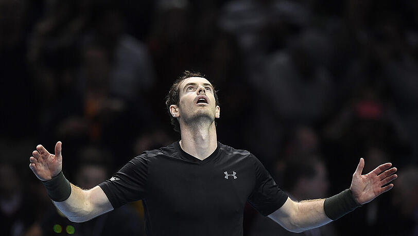 Andy Murray feiert seinen Sieg im Halbfinal-Krimi gegen den Kanadier Milos Raonic bei ATP-Finale in London. Andy Murray feiert seinen Sieg im Halbfinal-Krimi gegen den Kanadier Milos Raonic bei ATP-Finale in London.