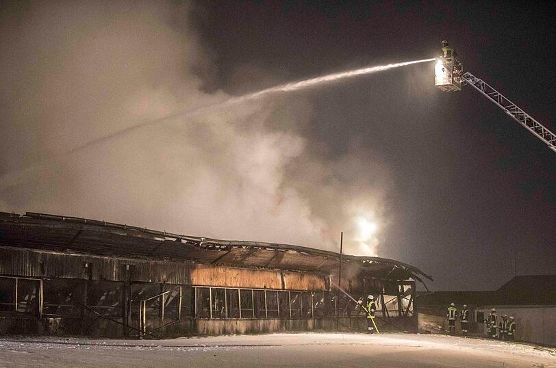 Ein Putenmastbetrieb in Petting wurde in der Nacht auf Mittwoch bei einem Feuer völlig zerstört. Die Bilder vom Einsatz.