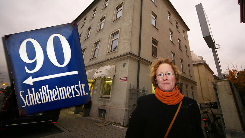 Vor dem Haus Schleißheimer Straße 90: Britta Gürtler (CSU) ist Mieterbeirätin der Stadt. Sie rät den Mietern, sich zu vernetzen.
