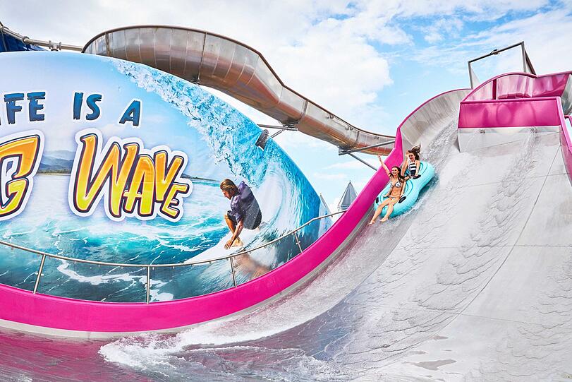 Geschafft! Celine und Melisa stürzen in den pinken Trichter am Ende der Big Wave.