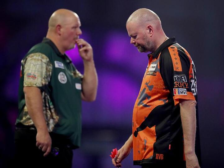 Darts-Legende Raymond van Barneveld (r) musste sich Darin Young geschlagen geben.