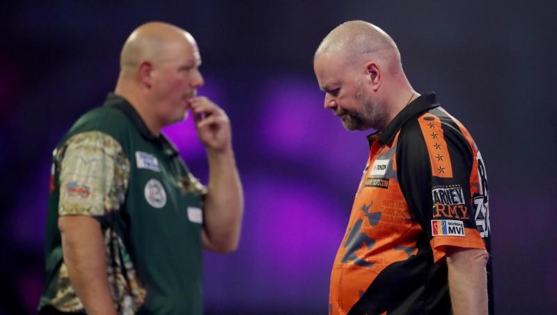Darts-Legende Raymond van Barneveld (r) musste sich Darin Young geschlagen geben. Darts-Legende Raymond van Barneveld (r) musste sich Darin Young geschlagen geben.