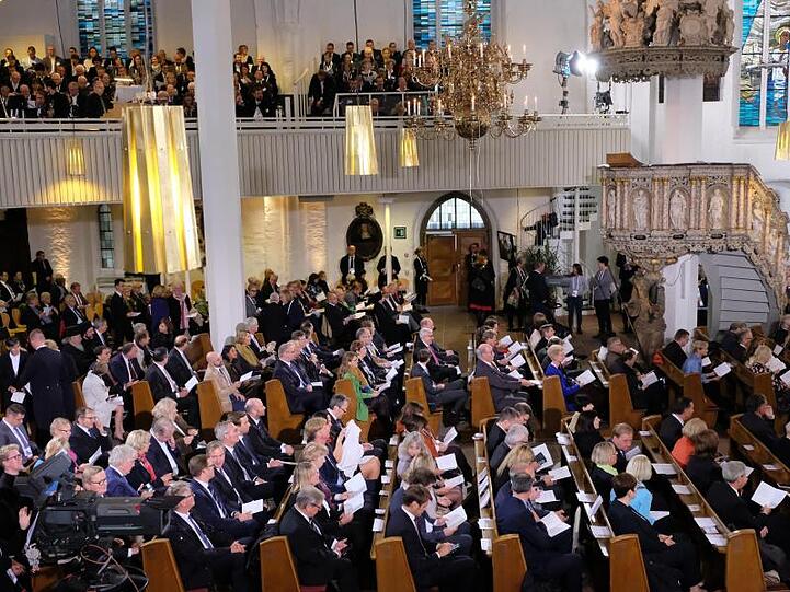 Die Sankt Nikolai Kirche zu Kiel ist beim ökumenischen Gottesdienst zum Tag der Deutschen Einheit voll besetzt.
