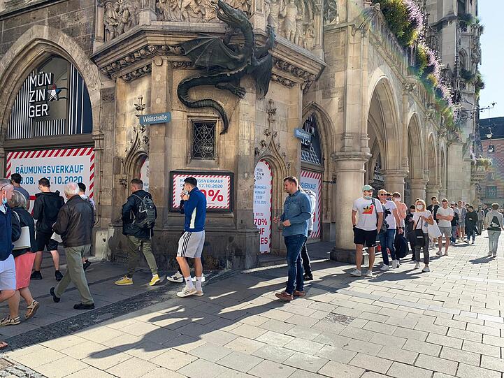 Startschuss des Schlussverkaufs bei Sport Münzinger: Eine rund 200 Meter lange Schlange hat sich am Donnerstagvormittags ums Rathaus gebildet.