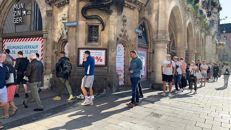 Startschuss des Schlussverkaufs bei Sport Münzinger: Eine rund 200 Meter lange Schlange hat sich am Donnerstagvormittags ums Rathaus gebildet. Startschuss des Schlussverkaufs bei Sport Münzinger: Eine rund 200 Meter lange Schlange hat sich am Donnerstagvormittags ums Rathaus gebildet.