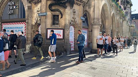 Startschuss des Schlussverkaufs bei Sport Münzinger: Eine rund 200 Meter lange Schlange hat sich am Donnerstagvormittags ums Rathaus gebildet.