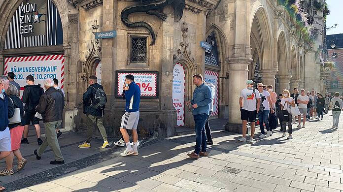 Startschuss des Schlussverkaufs bei Sport Münzinger: Eine rund 200 Meter lange Schlange hat sich am Donnerstagvormittags ums Rathaus gebildet.