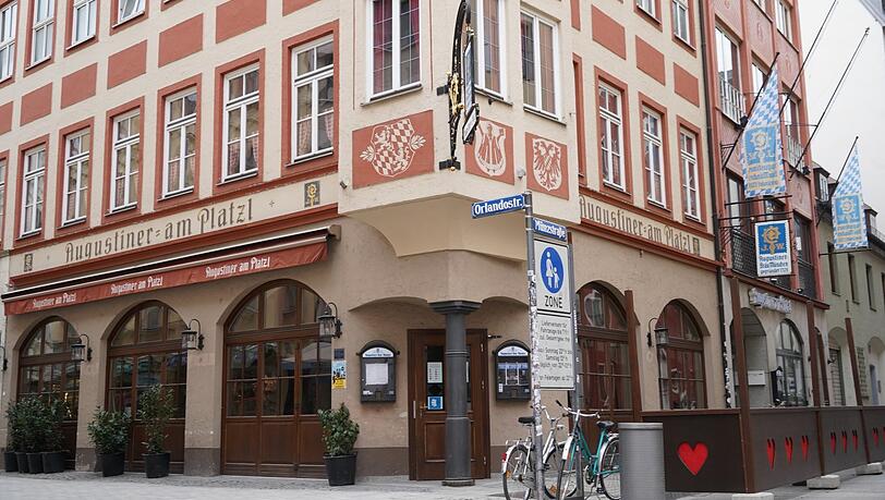 Der Augustiner am Platzl mit kleinem Schanigarten (rechts). Im Juni könnte es weitergehen - wenn die Politik es zulässt.
