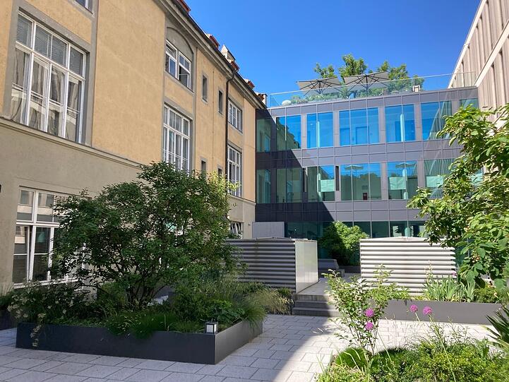 Links sind die Mauern des historischen Klinikums zu sehen, das bereits 1752 erbaut wurde, rechts schließt der Neubau an.