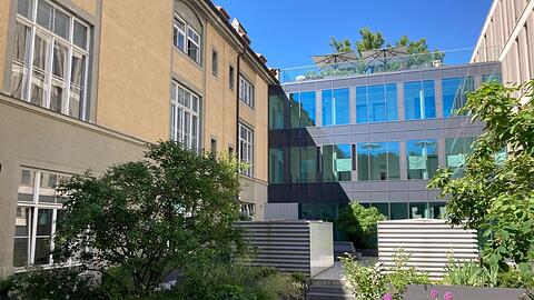 Links sind die Mauern des historischen Klinikums zu sehen, das bereits 1752 erbaut wurde, rechts schließt der Neubau an.