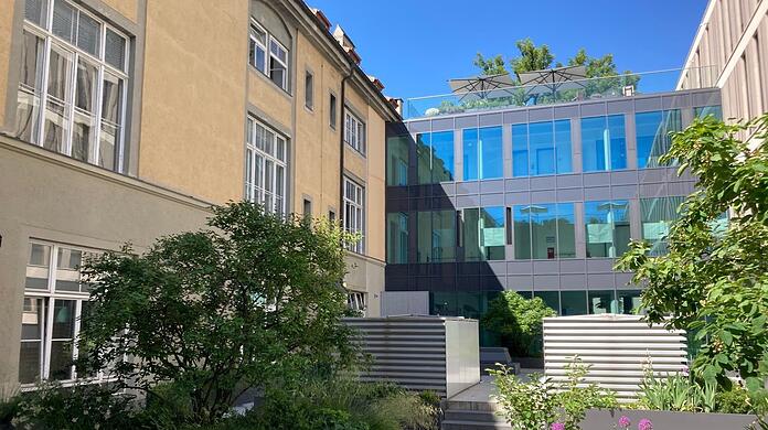 Links sind die Mauern des historischen Klinikums zu sehen, das bereits 1752 erbaut wurde, rechts schließt der Neubau an.