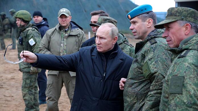 Kremlchef Wladimir Putin beim Besuch eines militärischen Ausbildungszentrums in der Region Rjasan. Dieses Foto wurde von der staatlichen russischen Nachrichtenagentur Sputnik via AP veröffentlicht.