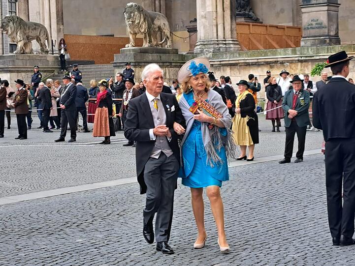 Die ersten Gäste treffen zur Hochzeit in der Theatinerkirche ein.