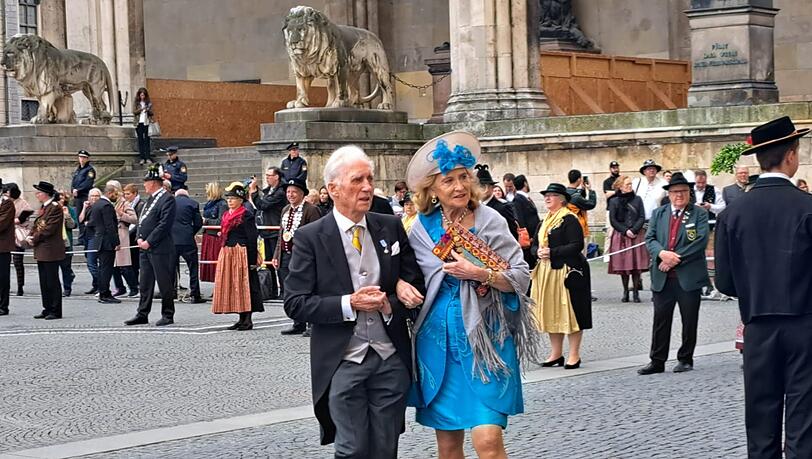 Die ersten Gäste treffen zur Hochzeit in der Theatinerkirche ein. Die ersten Gäste treffen zur Hochzeit in der Theatinerkirche ein.
