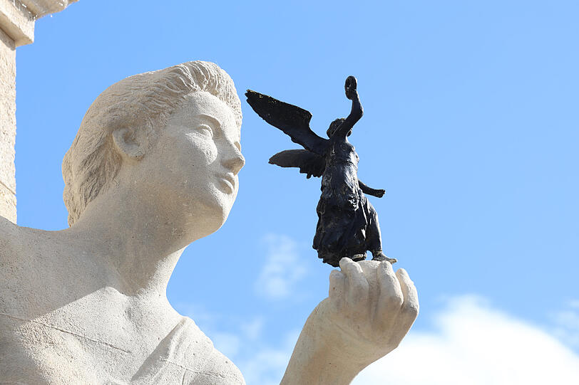 Die allegorische Figur „Kunst“ (Muse mit Nike in der Hand) an der Ludwigsbrücke, die sich jetzt wieder in strahlendem Weiß präsentiert.