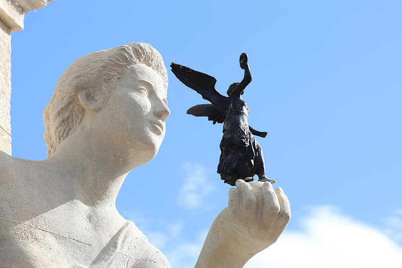 Die allegorische Figur „Kunst“ (Muse mit Nike in der Hand) an der Ludwigsbrücke, die sich jetzt wieder in strahlendem Weiß präsentiert.