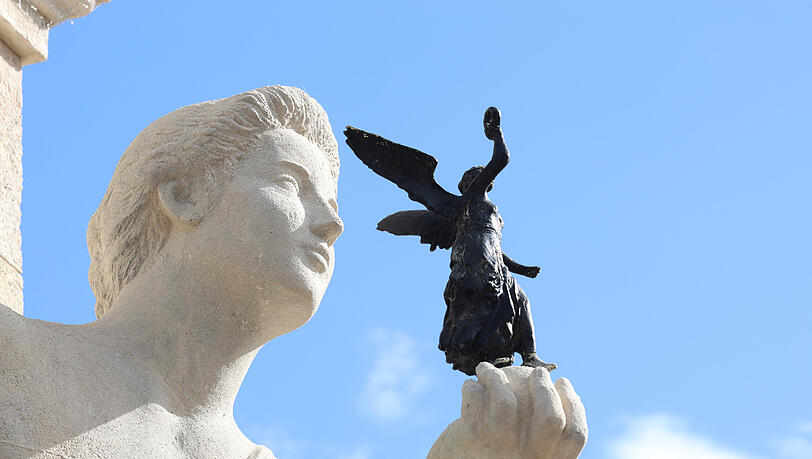 Die allegorische Figur „Kunst“ (Muse mit Nike in der Hand) an der Ludwigsbrücke, die sich jetzt wieder in strahlendem Weiß präsentiert. Die allegorische Figur „Kunst“ (Muse mit Nike in der Hand) an der Ludwigsbrücke, die sich jetzt wieder in strahlendem Weiß präsentiert.