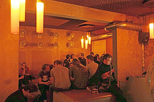 Dreckig und assig? Von wegen! Die Favorit Bar ist &bdquo;puristisch&ldquo; &ndash; so nennt es zumindest der treue Stammgast.