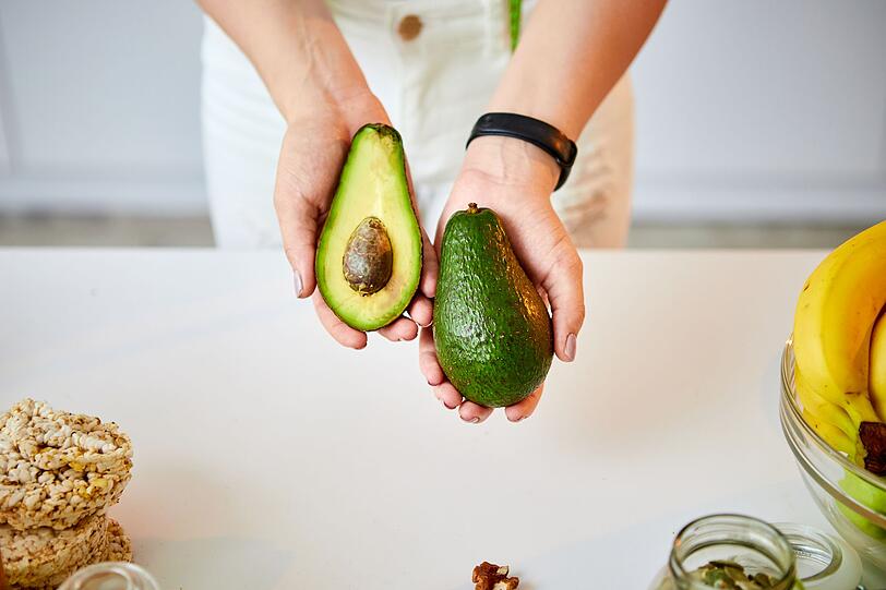 Auch Avocados mit braunen oder matschigen Stellen eignen sich f&uuml;r vielseitige Rezepte. Wer die Fr&uuml;chte nicht mehr als Zutat in Buddha-Bowls oder im Salat sieht, muss die n&auml;hrreichen Fr&uuml;chte nicht entsorgen. Avocados enthalten viele gesunde Mineralstoffe wie Kalium, unges&auml;ttigte Fetts&auml;uren und Vitamin E, B6 und D. Und diese N&auml;hrstoffpakete sind definitiv zu schade f&uuml;r die Tonne.