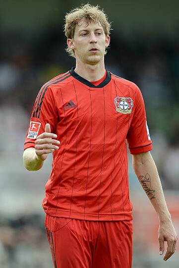 Beim Heimtrikot verlässt sich Bayer Leverkusen auf Althergebrachtes: Klassisches Rot mit schwarzem Kragen und dezenten Nadelstreifen.
