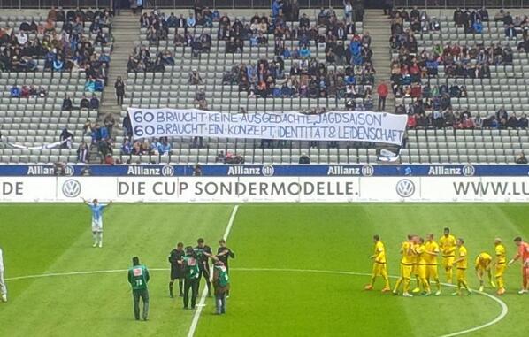 Fans vom TSV 1860 München zeigen beim Heimspiel gegen Arminia Bielefeld, was sie von den Leistungen der Löwen halten.