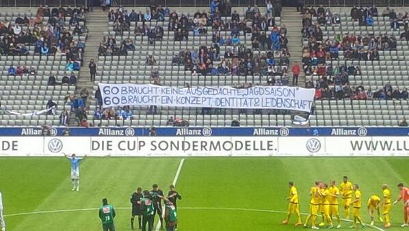 Fans vom TSV 1860 München zeigen beim Heimspiel gegen Arminia Bielefeld, was sie von den Leistungen der Löwen halten. Fans vom TSV 1860 München zeigen beim Heimspiel gegen Arminia Bielefeld, was sie von den Leistungen der Löwen halten.