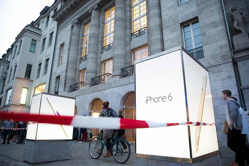 Maskierte überfallen einen Geldboten, als er aus dem Apple-Store kommt - am helllichten Tag, vor den Augen von Passanten.