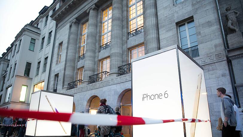 Maskierte überfallen einen Geldboten, als er aus dem Apple-Store kommt - am helllichten Tag, vor den Augen von Passanten. Maskierte überfallen einen Geldboten, als er aus dem Apple-Store kommt - am helllichten Tag, vor den Augen von Passanten.