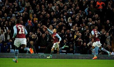 Andy Weimann jubelt über seinen Treffer. Am Ende verliert Aston Villa aber dennoch gegen Tottenham Hotspurs.