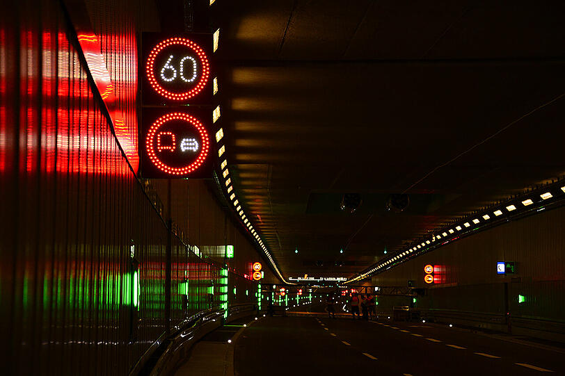 Erst die Party, dann der Verkehr: Momentan wird der Luise-Kiesselbach-Tunnel noch für das Stadtfest hergerichtet. Von Montagfrüh an dürfen dann die Autos durch.
