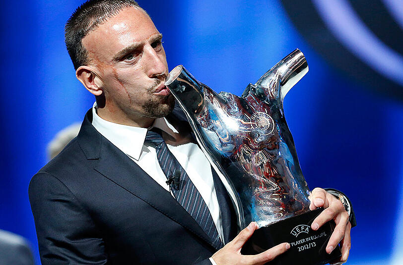 2013 Franck Ribery: 32 Jahre nach seinem Präsidenten gelingt es wieder einem Bayern-Spieler, sich zu Europas Fußballer zu krönen. Ribery ist mit 13 Toren und 27 Vorlagen der Garant für Bayerns erstes Triple mit Meisterschaft, Pokalsieg und Champions-League-Triumph