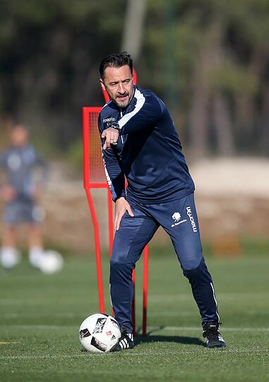 Der neue Trainer macht einen engagierten Eindruck.