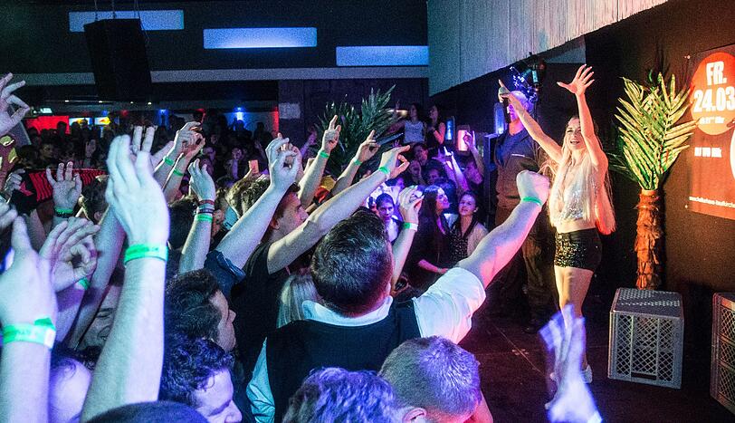 Malle-Partykönigin Mia Julia heizte den Feierwütigen im Kulturhaus in Taufkirchen so richtig ein.