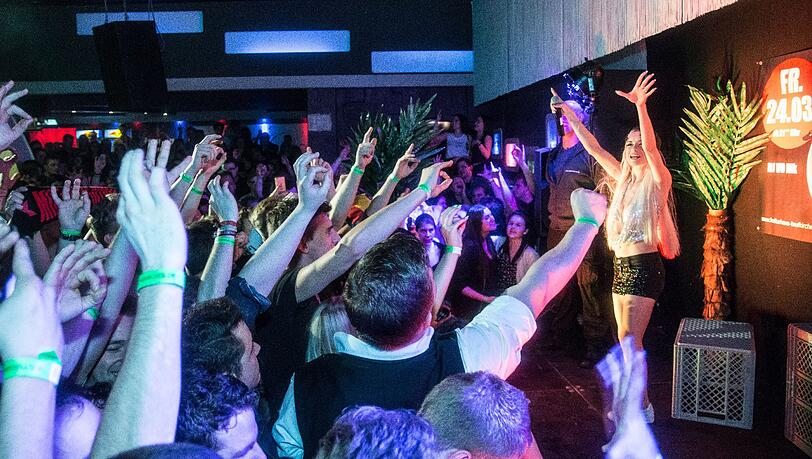 Malle-Partykönigin Mia Julia heizte den Feierwütigen im Kulturhaus in Taufkirchen so richtig ein. Malle-Partykönigin Mia Julia heizte den Feierwütigen im Kulturhaus in Taufkirchen so richtig ein.