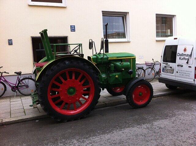 Ordentlich geparkt: der Traktor vor der Haustür.